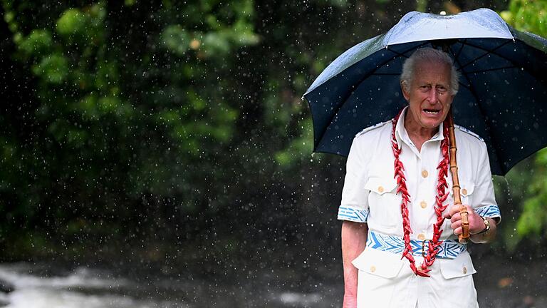 Britisches Königspaar in Samoa - Trotz tropischen Regens besuchte Charles den ältesten Nationalpark von Samoa. Britisches Königspaar in Samoa - Trotz tropischen Regens besuchte Charles den ältesten Nationalpark von Samoa.