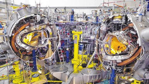 Bei der Montage: Links und rechts in den Kugeln ist das Vakuumgefäß zu sehen, in dem sich das auf 100 Millionen Grad aufgeheizte Plasma befindet. Bei der Montage: Links und rechts in den Kugeln ist das Vakuumgefäß zu sehen, in dem sich das auf 100 Millionen Grad aufgeheizte Plasma befindet.