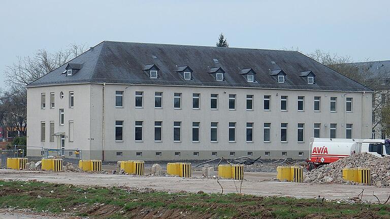 In das Gebäude zwischen Ehrenhof und I-Campus sollen die Zentralen Dienste und die Verwaltung der Hochschule einziehen. In das Gebäude zwischen Ehrenhof und I-Campus sollen die Zentralen Dienste und die Verwaltung der Hochschule einziehen.