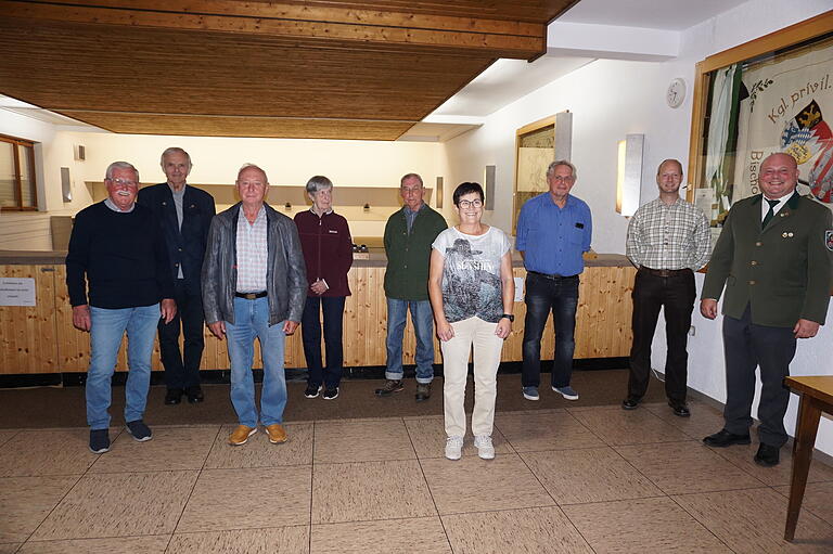 Ehrungen bei der königlich privilegiert Schützengesellschaft Bischofsheim. Das Bild zeigt von links: Winfried Homeier, Werner Trolldenier, Roland Hahner, Ingrid Simon, Dieter Simon, Annerose Griebel, Roland Hepp, Dominik Kamm und Schützenmeister Georg Seiffert. Ehrungen bei der königlich privilegiert Schützengesellschaft Bischofsheim. Das Bild zeigt von links: Winfried Homeier, Werner Trolldenier, Roland Hahner, Ingrid Simon, Dieter Simon, Annerose Griebel, Roland Hepp, Dominik Kamm und Schützenmeister Georg Seiffert.