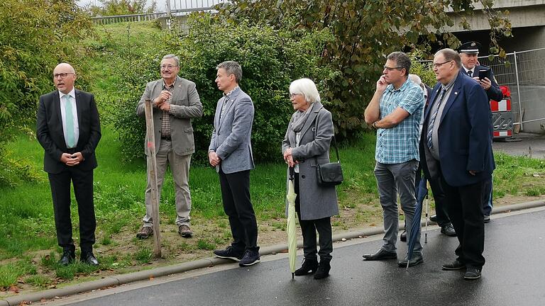 Bei der Pflanzung des Freundschaftsbaums (von links): Bürgermeister Jürgen Lippert, Komitee-Vorsitzender Winfried Roth, Duivens Bürgermeister Huub Hieltjes, stellvertretende Komitee-Vorsitzende Irmgard Pröschl und die Stadträte Klaus Strohmenger, Jürgen Stich und Wolfgang Remelka.