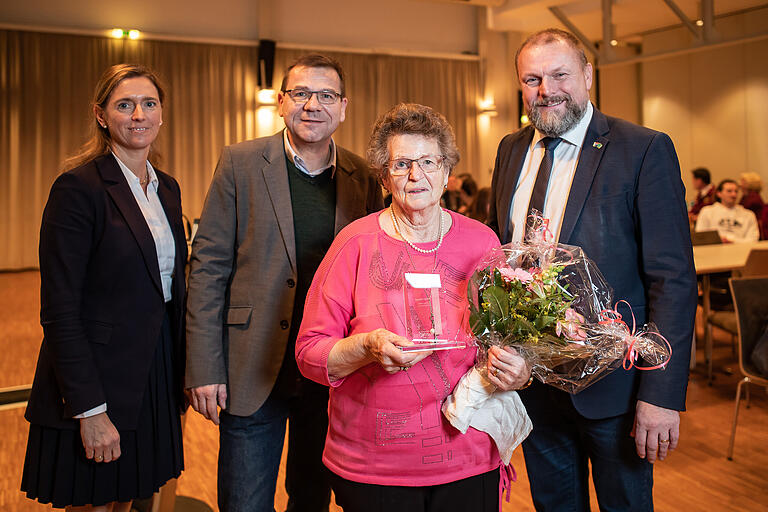 Helga Wenger von der Tanz-Sport-Garde Veitshöchheim wurde 'Gute Seele im Verein', mit Sportbürgermeisterin Judith Jörg, Torsten Schleicher (Main-Post) und Landrat Thomas Eberth (v.l.).