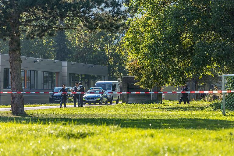 Lohr am Main am 9. September 2023: Polizisten stehen hinter dem Absperrband unweit des Tatortes am Nägelsee-Schulzentrum.&nbsp;