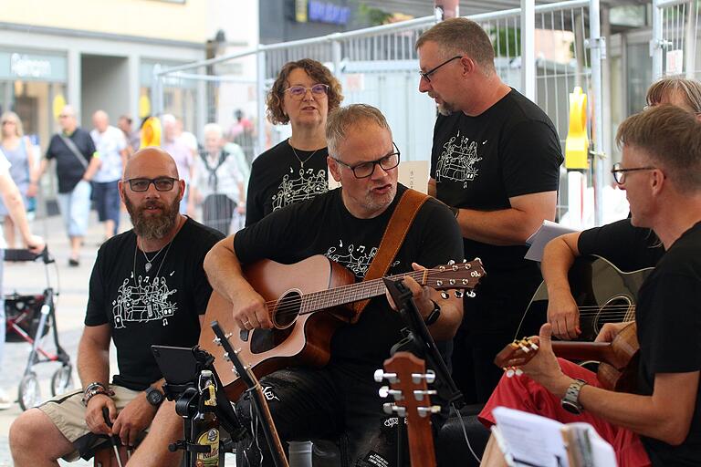 Der 'Hambacher Musikabend' um Jürgen Geyer (hier mit Gitarre) war zum zweiten Mal beim 'Pflasterklang' dabei.