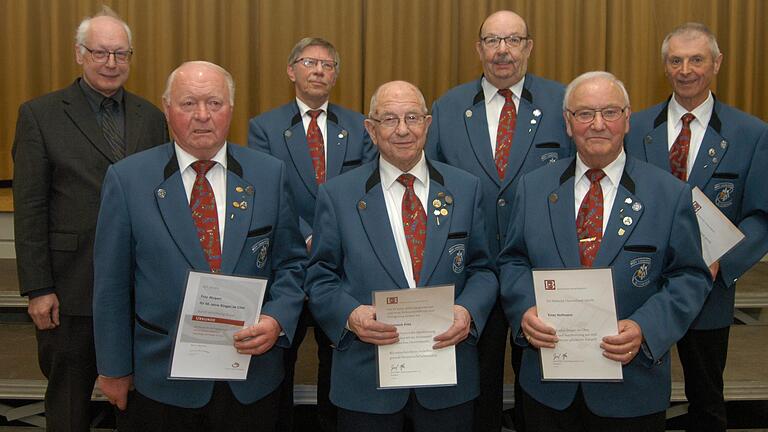 Geehrt wurden (von links): Wolfgang Runge, Fritz Wolpert, Elmar Breunig, Heinrich Fritz, Hein-Dieter Gessner, Ernst Hoffmann und Hans Rackl.