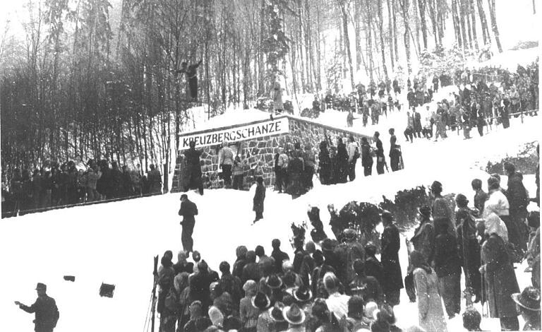 Die Kreuzbergschanze war auch schon zu früherer Zeit ein Publikumsmagnet. Die Kreuzbergschanze war auch schon zu früherer Zeit ein Publikumsmagnet.