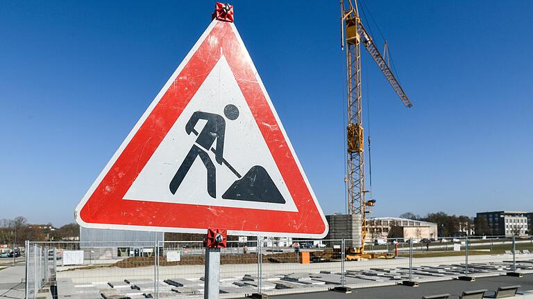 Vorsicht, Baustelle: Nach zwei Jahren, in denen das Wasserbecken auf dem ehemaligen Landesgartenschaugelände am Hubland trocken lag, beginnt nun die Sanierung.