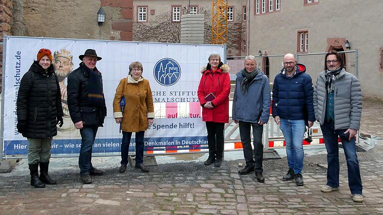 Reinhold Schöpf, Vorsitzender Ortskuratorium Fränkische Stadtbaumeister überreichte Claudia Hamelbeck, Vorstandsvorsitzende der Vereinigung von Burg Rothenfels eine Spende in Höhe von 108.000 Euro. 
(von links) Christine Hirte, Reinhold Schöpf, Claudia Hamelbeck, Bettina Herbst, 
Wolff Stottele, Matthias Kehl, Matthias Klefenz