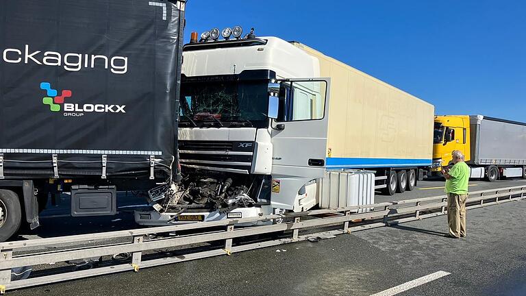 Unfall auf der A 3 am Montagmorgen an der Ausfahrt Wiesentheid in Richtung Frankfurt: Drei Lastwagen fuhren ineinander. Während der Aufräumarbeiten waren beide Fahrtrichtungen komplett gesperrt. Unfall auf der A 3 am Montagmorgen an der Ausfahrt Wiesentheid in Richtung Frankfurt: Drei Lastwagen fuhren ineinander. Während der Aufräumarbeiten waren beide Fahrtrichtungen komplett gesperrt.