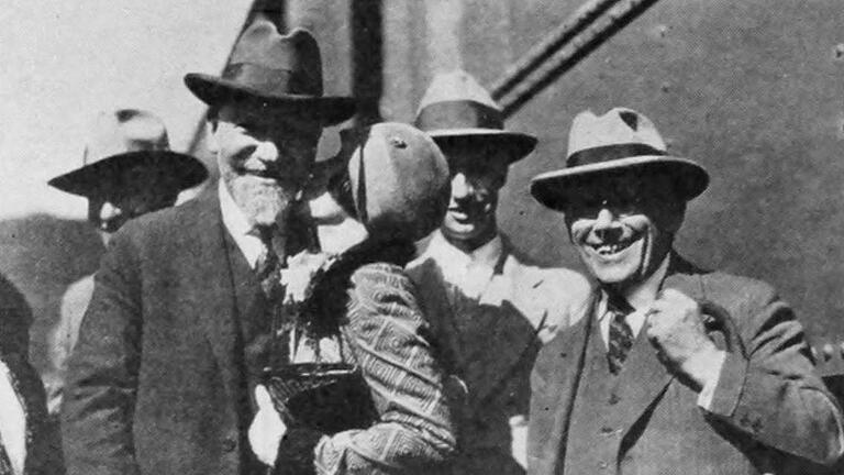Kunsthändler Siegfried Lämmle (links) besuchte 1926 seinen jüngeren Bruder Carl (rechts) in Los Angeles. Carl Laemmle war der Präsident der Universal Studios in Hollywood. Kunsthändler Siegfried Lämmle (links) besuchte 1926 seinen jüngeren Bruder Carl (rechts) in Los Angeles. Carl Laemmle war der Präsident der Universal Studios in Hollywood.