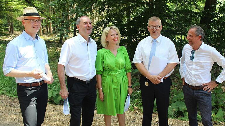 Um Windräder im Steigerwald ging es beim Besuch Hubert Aiwangers im Juni 2022. In Geiselwind diskutierte er mit (von links) Iphofens Bürgermeister Dieter Lenzer, Landrätin Tamara Bischof, Geiselwinds Bürgermeister Ernst Nickel und Umweltminister Thorsten Glauber. Um Windräder im Steigerwald ging es beim Besuch Hubert Aiwangers im Juni 2022. In Geiselwind diskutierte er mit (von links) Iphofens Bürgermeister Dieter Lenzer, Landrätin Tamara Bischof, Geiselwinds Bürgermeister Ernst Nickel und Umweltminister Thorsten Glauber.