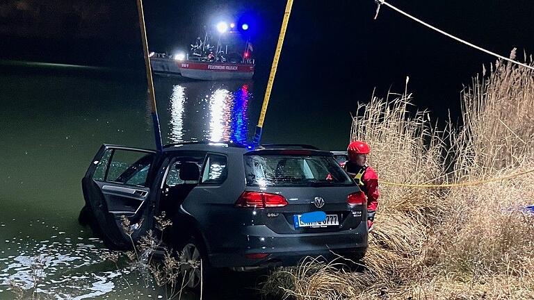 Ein Kranfahrzeug des THW holt das Baden gegangene Auto ans Ufer.