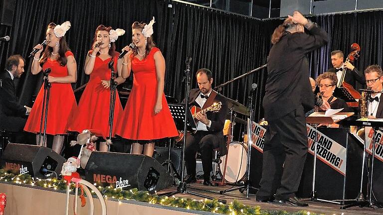 X-Mas-Gala in der Nägelsee-Aula: Ein famoses Konzert gestalteten die Big Band Würzburg und die Sängerinnen &bdquo;Swing Kittens&ldquo; aus Los Angeles mit (von links) Nicole Perreira, Kaley Griffith und Nicole Kubis.