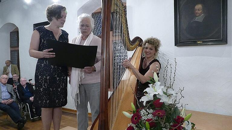 Musik und Poesie begleiteten den Festabend des Hospizvereins Main-Spessart. Petra Götz und Verena Maier waren bei den Leserinnen, Anne Kox-Schindelin spielte die Harfe.