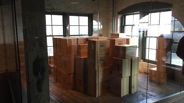Das hinter Glas rekonstruierte Eckzimmer im Schulbuchdepot, in dem Lee Harvey Oswald die tödlichen Schüsse auf JFK abgegeben haben soll. Das hinter Glas rekonstruierte Eckzimmer im Schulbuchdepot, in dem Lee Harvey Oswald die tödlichen Schüsse auf JFK abgegeben haben soll.