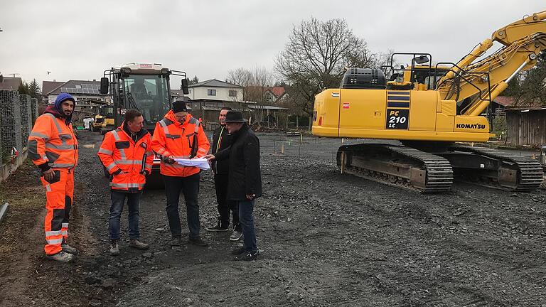 Am Lendershäuser Tor entsteht ein neuer Parkplatz vor den Toren der Stadt. Bürgermeister Wolfgang Borst macht sich vor Ort ein Bild von der Baustelle.