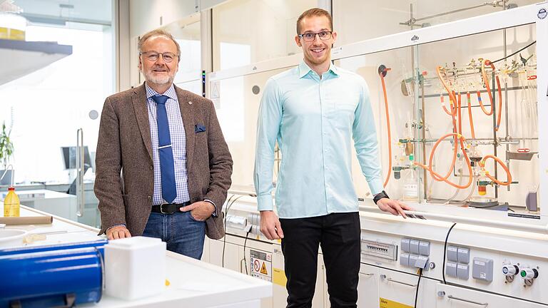 Spezialisten für das chemische Element Bor, das in bestimmten Mineralien vorkommt: Professor Holger Braunschweig (links) und Doktorand Marco Weber.