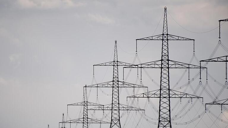 Neue Stromtrassen werden gebraucht, um den Windstrom aus dem Norden nach Süddeutschland zu transportieren, wo er dringend benötigt wird. Foto: Nicolas Armer/dpa/Archivbild       -  In Südbayern sollen riesige Energiespeicher entstehen.