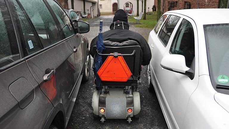 Weil der elektrische Rollstuhl des Angeklagten bis zu 15 Stundenkilometern fährt, hätte ein Fahrverbot auch für dieses Gefährt gegolten. (Symbolbild)