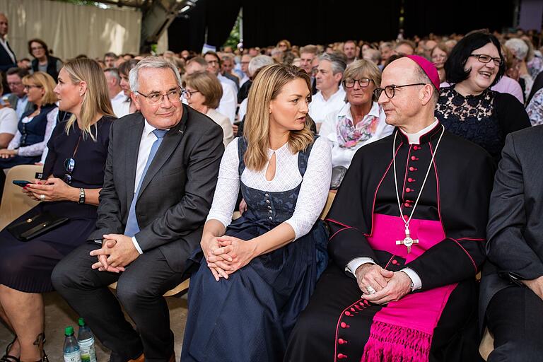 Ebenfalls unter den Gästen: Bezirkstagspräsident Stefan Funk, Bayerns Gesundheitsministerin Judith Gerlach und Bischof Franz Jung.