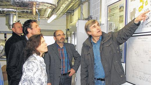Das begeistert Grüne: Planer Thomas Vizl und Bernhard Bedenk, Berater für regenerative Energien bei der Unterfränkischen Überlandzentrale (links daneben) erklären, den Grünen-Landtagsabgeordneten Kerstin Celina und Martin Stümpfig den Nahwärmeverbund Gerolzhofen-Nord. Im Hintergrund St.-Gobain-Werksleiter Oswald Rippstein. Das begeistert Grüne: Planer Thomas Vizl und Bernhard Bedenk, Berater für regenerative Energien bei der Unterfränkischen Überlandzentrale (links daneben) erklären, den Grünen-Landtagsabgeordneten Kerstin Celina und Martin Stümpfig den Nahwärmeverbund Gerolzhofen-Nord. Im Hintergrund St.-Gobain-Werksleiter Oswald Rippstein.