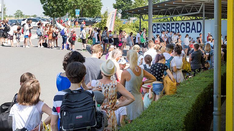 Ansturm am Mittwoch auf das Geisbergbad Veitshöchheim: Bis zu 20 Minuten mussten Badegäste in der Kassenschlange warten.