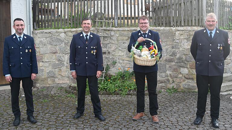 Die Finanzen immer im Blick: Der Dank für über 30 Jahre als Kassier der Feuerwehr Oberfladungen war Gerold Kreher (Zweiter von rechts) sicher. Vorstand Lothar Link (rechts) bedankte sich ebenso bei den langjährigen Kommandanten Roland Kümmeth (Zweiter von links) und Martin Metzler (links), die auch künftig aktiv bleiben und Posten in der Vorstandschaft übernehmen.