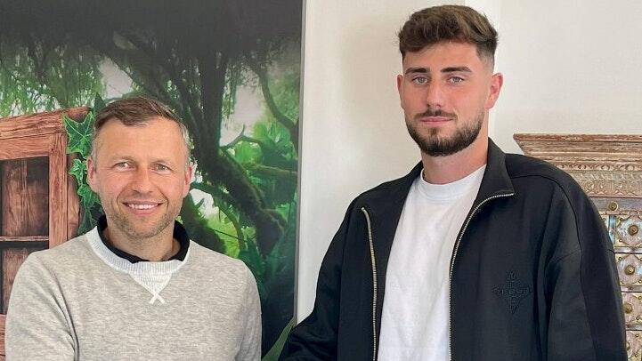 Achter Neuzugang beim FC 05 Schweinfurt: Lucas Zeller (rechts, im Bild mit Trainer Christian Gmünder) kommt aus Hoffenheim.