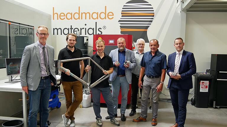 Interesse der Kreisentwicklung beim Würzburger Landratsamt an der Unterpleichfelder Firma Headmade Materials GmbH: (von links) Michael Dröse (Leiter der Stabsstelle Landrat), die beiden Geschäftsführer Christian Fischer und Christian Staudigel, Landrat Thomas Eberth, Investor Georg Issing, Bürgermeister Alois Fischer und Rico Neubert (Leiter der Kreisentwicklung am Landratsamt Würzburg).