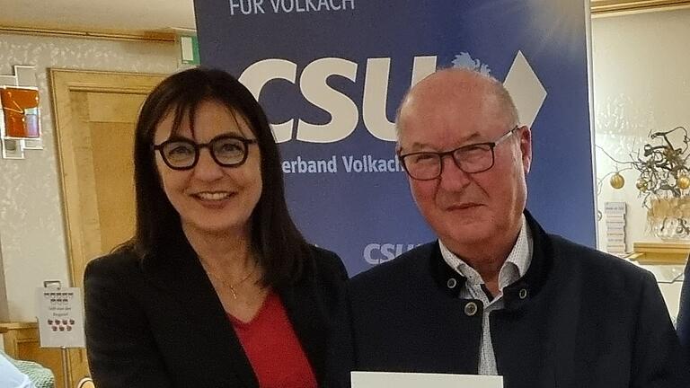 CSU-Kreisvorsitzende Barbara Becker mit Martin Haupt, der seit 60 Jahren CSU-Mitglied ist.&nbsp;