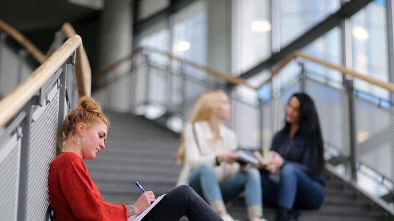 Ein duales Studium bedeutet Doppelbelastung: Und an der Hochschule gibt es meist einen straffen Zeitplan. Foto: Markus Hibbeler/dpa-tmn       -  Ein duales Studium bedeutet Doppelbelastung - und manchmal reicht nicht mal das Gehalt zum Leben.