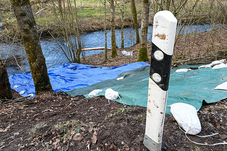 Die Unfallstelle wurde ausgebaggert und ist vorerst mit Plane abgedeckt. Ein leichter Ölgeruch lag hier am Montag noch in der Luft.