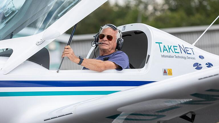 Heinz Gräf sitzt am Flugplatz Schenkenfeld oberhalb von Würzburg in einer Maschine seines Flugsportclubs. 10.000 Starts und Landungen hat er bislang in seiner Fliegerlaufbahn absolviert.