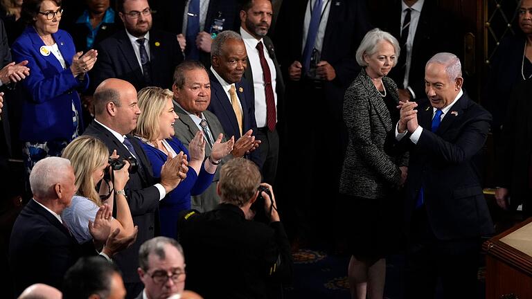 Netanjahu in den USA - Rede vor Kongress - Netanjahu wurde im Kongress mit Applaus empfangen. Etliche Parlamentierer blieben der Rede aber fern. Netanjahu in den USA - Rede vor Kongress - Netanjahu wurde im Kongress mit Applaus empfangen. Etliche Parlamentierer blieben der Rede aber fern.