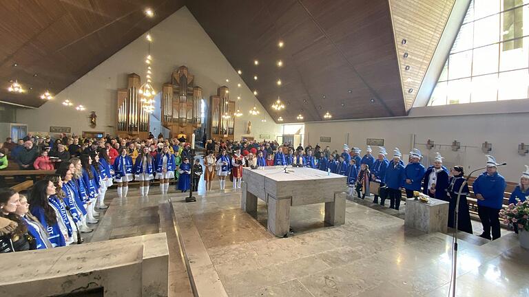 Volles Haus bei Pfarrer Berthold Grönert in der St. Martin Kirche. Es ging fröhlich und herzlich zu beim Faschingsgottesdienst vor dem großen Umzug in Helmstadt. Volles Haus bei Pfarrer Berthold Grönert in der St. Martin Kirche. Es ging fröhlich und herzlich zu beim Faschingsgottesdienst vor dem großen Umzug in Helmstadt.