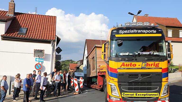 Bedrohliche Situationen auf dem Schulweg in der Schwebenrieder Straße. Oftmals fahren die Schwerlastfahrzeuge in Arnstein über den Gehweg.