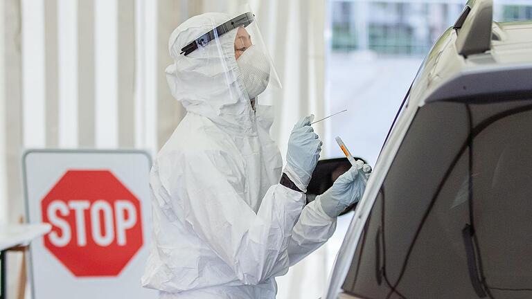 Am Corona-Testzentrum an der Würzburger Talavera ist der Anteil positiver Corona-Tests in der vergangenen Woche auf 65,6 Prozent angestiegen. Am Corona-Testzentrum an der Würzburger Talavera ist der Anteil positiver Corona-Tests in der vergangenen Woche auf 65,6 Prozent angestiegen.