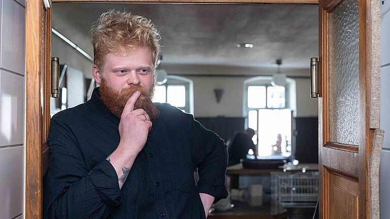 Azubi Days im Fränkischen Hof Marktbreit - Restaurantleiter Noah Weißenberger schaut nach dem Rechten in der Küche. Azubi Days im Fränkischen Hof Marktbreit - Restaurantleiter Noah Weißenberger schaut nach dem Rechten in der Küche.