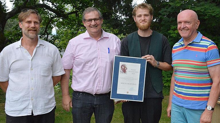 Mit dem Philipp-Mendler-Preis wurde Simon Boetzkes an der Berufsfachschule für Holzbildhauer Bischofsheim ausgezeichnet. Mit dem Philipp-Mendler-Preis wurde Simon Boetzkes an der Berufsfachschule für Holzbildhauer Bischofsheim ausgezeichnet.