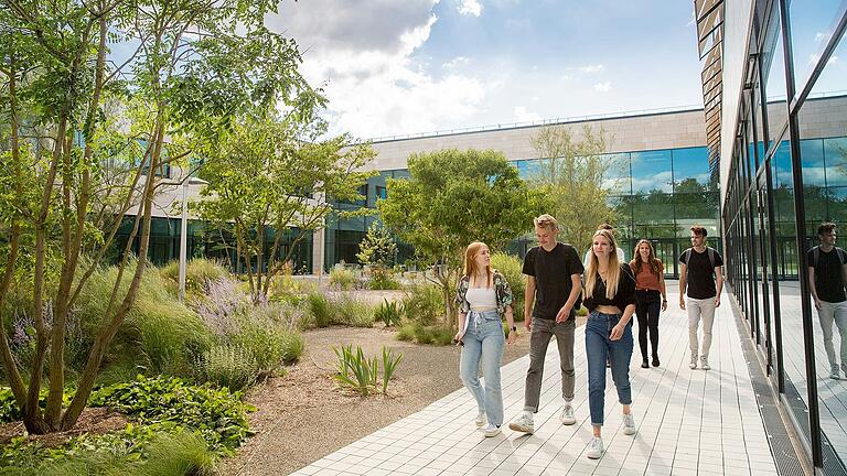 Kann ebenfalls bei einer Campusführung erkundet werden: Der Campus Ledward in Schweinfurt, wo die Studierenden der Fakultät Wirtschaftsingenieurwesen lernen. Kann ebenfalls bei einer Campusführung erkundet werden: Der Campus Ledward in Schweinfurt, wo die Studierenden der Fakultät Wirtschaftsingenieurwesen lernen.