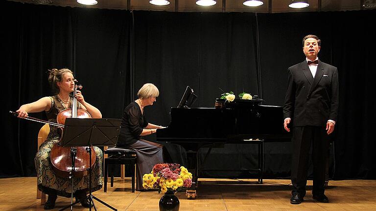 Als „Trio Piacello Vocale“ präsentierten Elisabeth Müller (Violoncello), Jutta Müller-Vornehm (Klavier) und Andreas Lettowsky (Gesang) Lieder der Romantik im Schüttbau in Rügheim. Als „Trio Piacello Vocale“ präsentierten Elisabeth Müller (Violoncello), Jutta Müller-Vornehm (Klavier) und Andreas Lettowsky (Gesang) Lieder der Romantik im Schüttbau in Rügheim.