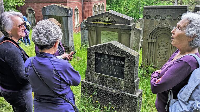 Ehrlich-Nachkommen vor dem Grabmal von Amalie Zunz, geborene Ehrlich       -  Ehrlich-Nachkommen vor dem Grabmal von Amalie Zunz, geborene Ehrlich