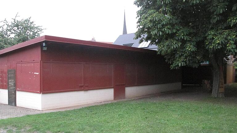 Von außen sehen die Wirtschaftsgebäude noch recht manierlich aus. Doch wird aus dieser Perspektive nicht sichtbar, dass Dach, Boden, Fenster, Toilette und manch anderes dringend überholt werden müssen. - Von außen sehen die Wirtschaftsgebäude noch recht manierlich aus. Doch wird aus dieser Perspektive nicht sichtbar, dass Dach, Boden, Fenster, Toilette und manch anderes dringend überholt werden müssen. Von außen sehen die Wirtschaftsgebäude noch recht manierlich aus. Doch wird aus dieser Perspektive nicht sichtbar, dass Dach, Boden, Fenster, Toilette und manch anderes dringend überholt werden müssen. - Von außen sehen die Wirtschaftsgebäude noch recht manierlich aus. Doch wird aus dieser Perspektive nicht sichtbar, dass Dach, Boden, Fenster, Toilette und manch anderes dringend überholt werden müssen.