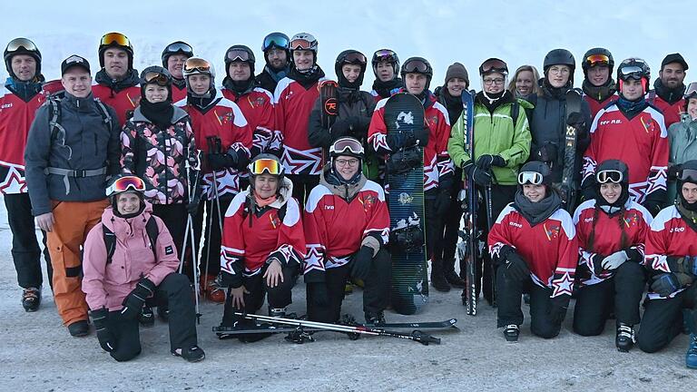 Die Teilnehmer waren von dem kurzen Wintersportwochenende im Stubai und dem Axamer Lizum begeistert. Von links in der zweiten Reihe, die Organisatoren, zweiter von links: Benedikt Riedel, Marco Gräf und Madeleine Kleinhenz.&nbsp;