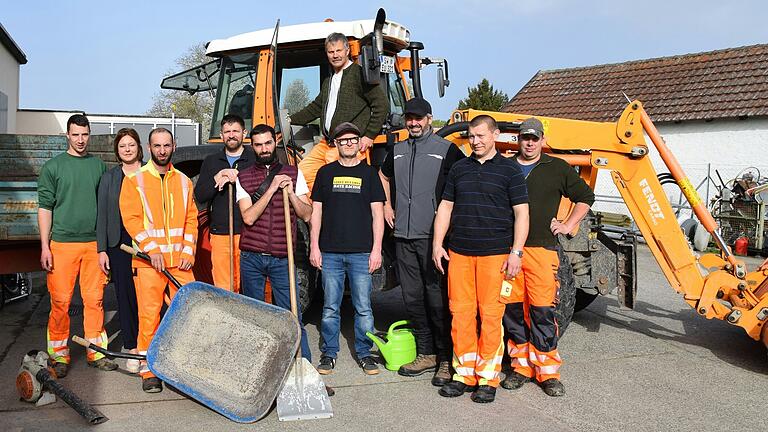 Die armenischen Asylbewerber Gegham (Dritter von links) und Gevorg (Fünfter von links) unterstützen das Bauhof-Team Euerbach, hier mit Bauhofleiter Werner Halbig (zweiter von rechts) und Bürgermeisterin Simone Seufert (zweite von links).