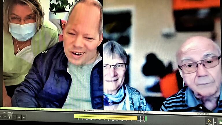 Christine und Jürgen Bader während einer Videokonferenz mit ihrem Sohn Jörg und Betreuerin Maria Ilg-Geßner. Christine und Jürgen Bader während einer Videokonferenz mit ihrem Sohn Jörg und Betreuerin Maria Ilg-Geßner.