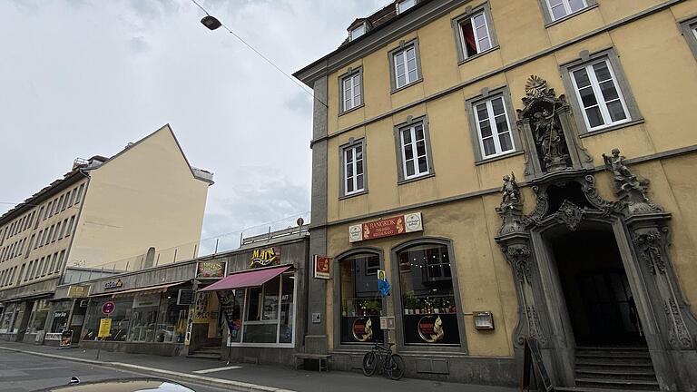 Diese Baulücke in der Theaterstraße soll bebaut werden. Rechts im Bild das 'Wüstefeldhaus' mit dem Auwera-Portal.