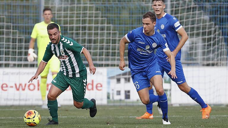 Manuel Leicht (TSV Großbardorf) behauptet den Ball vor Lukas Imgrund (Würzburger FV).