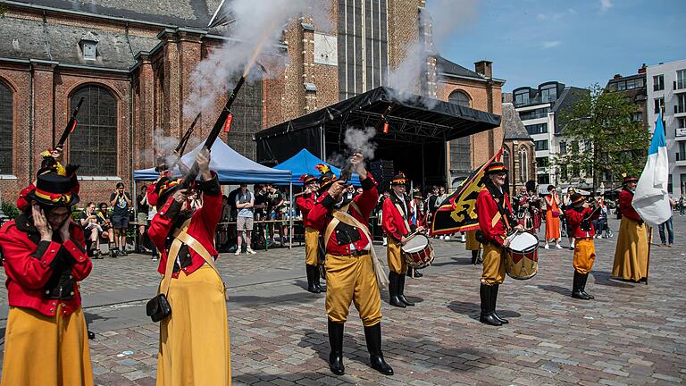 Die&nbsp; Turnhouter Patrioten feuerten auf dem Marktplatz ihre Vorderlader ab.