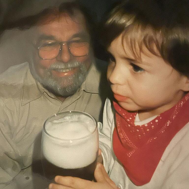 Beim Opa durfte die kleine Anna Winkler schon mal am Bier nippen. Beim Opa durfte die kleine Anna Winkler schon mal am Bier nippen.
